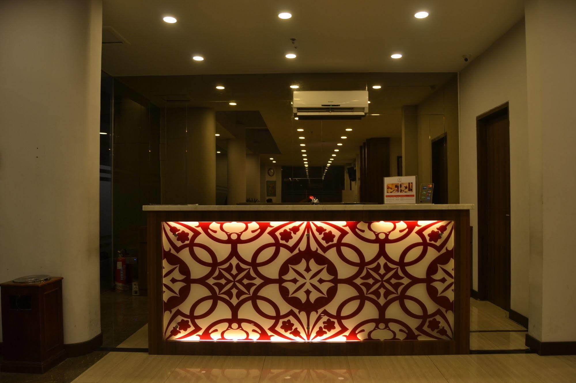 J Hotel Медан Екстериор снимка