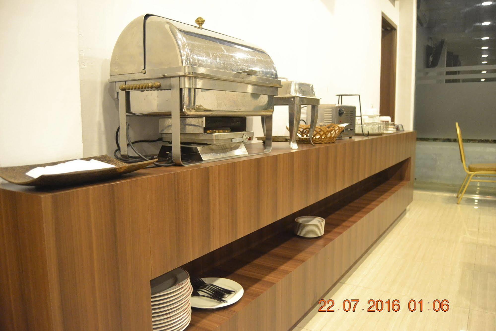 J Hotel Медан Екстериор снимка